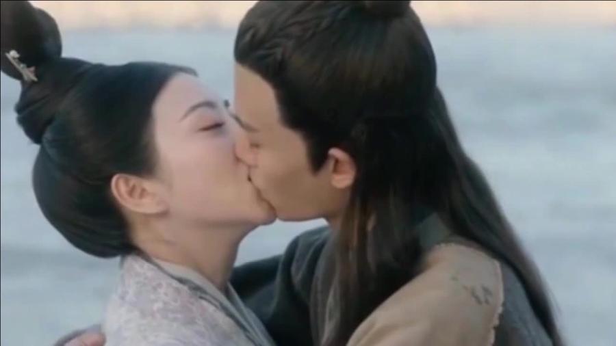 男子称月嫂疑为哄睡婴儿投喂安眠药，家中藏匿多种药品：孩子出现便血